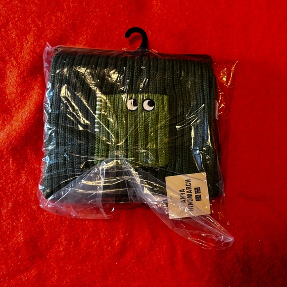 Anya Hindmarch Uniqlo collab green touch of wool heattech knitted stole NWT - Picture 2 of 6
